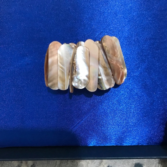 Stretchy coral bracelet - Picture 2 of 3